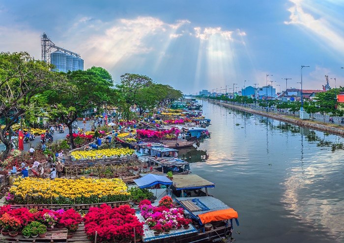 Chợ hoa trên bến dưới thuyền
