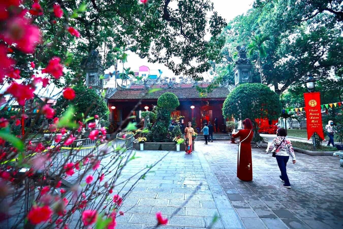Đi chùa hái lộc