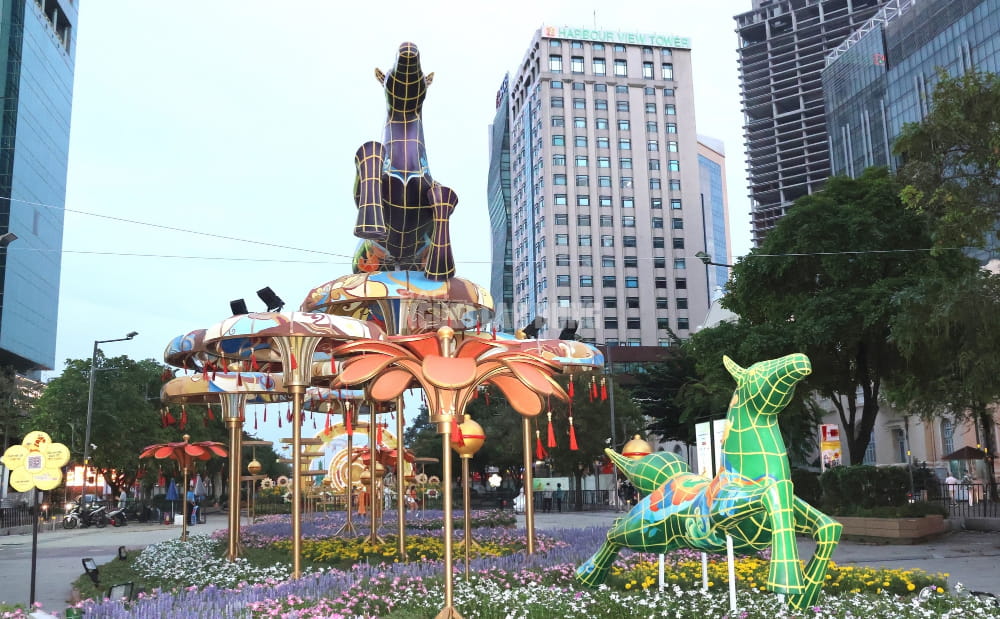 Đường hoa Nguyễn Huệ