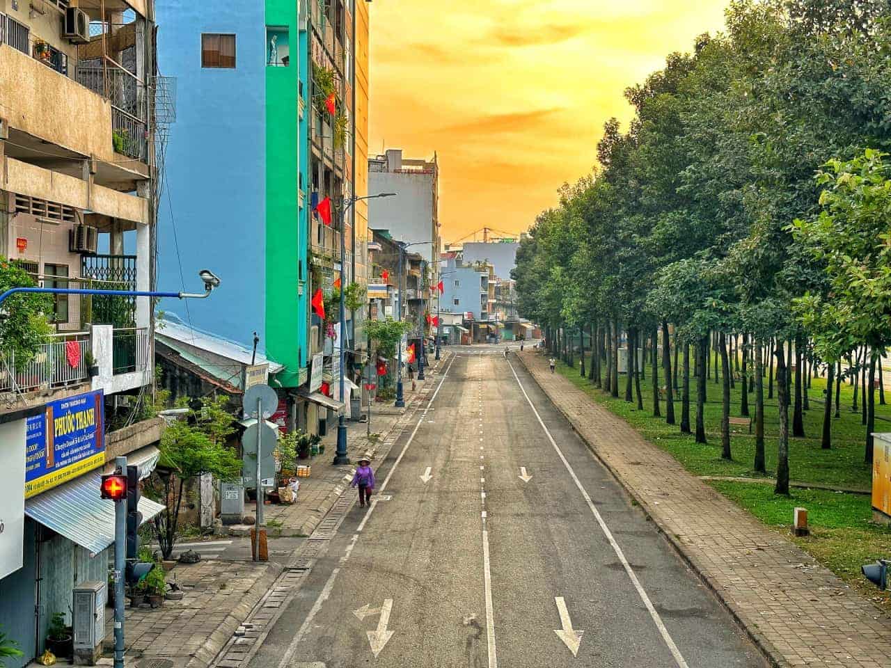 Đường phố vắng vẻ sáng Mùng 1