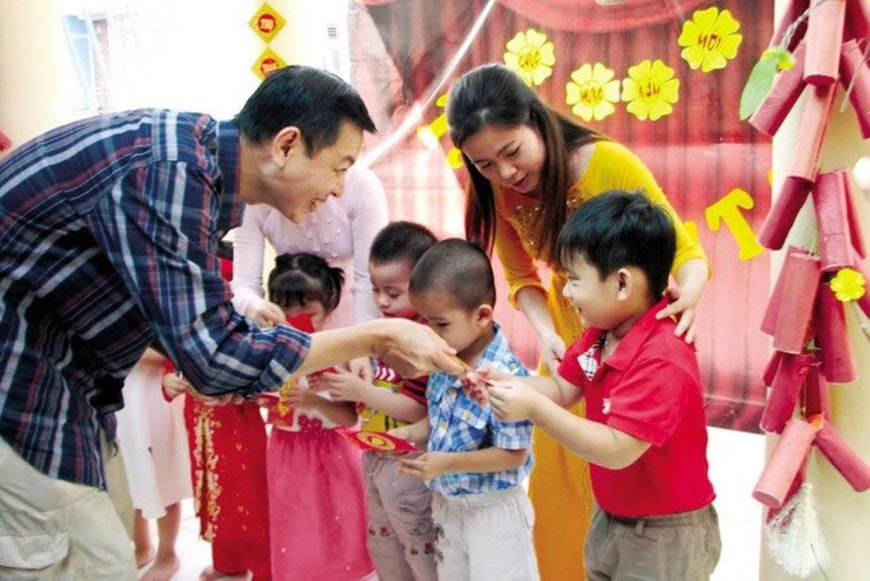Xông đất và Lì xì